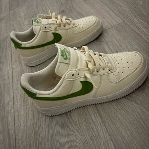 Nike Kids Sneakers in Cream and Green